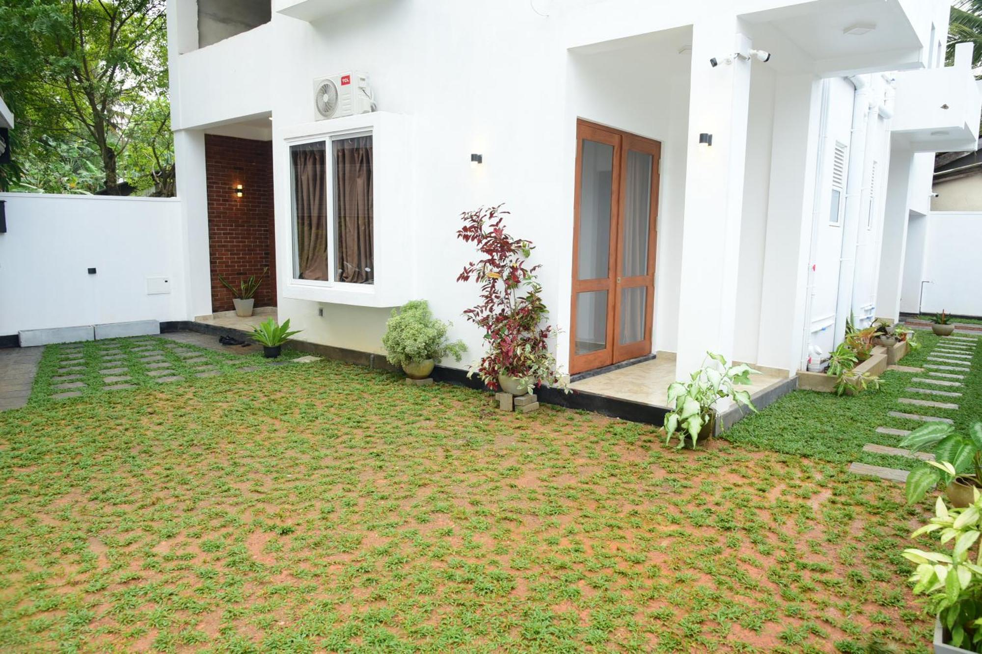 Ocean Ripples Hotel Hikkaduwa Exterior photo