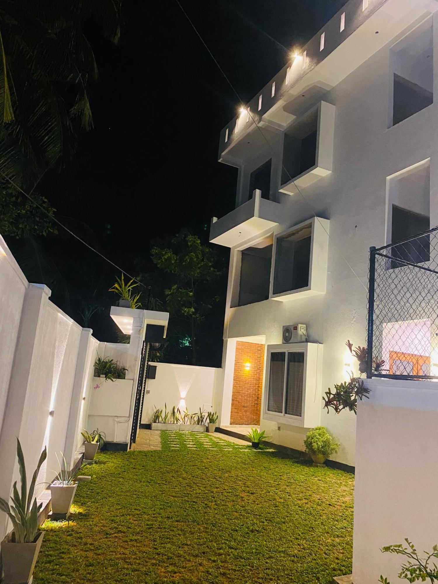 Ocean Ripples Hotel Hikkaduwa Exterior photo